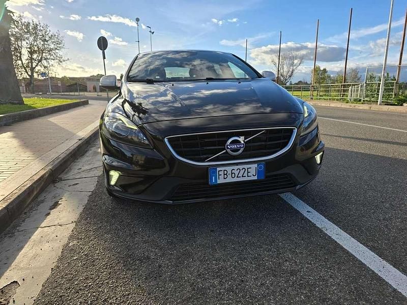 Usata Volvo V40 R-Design Momentum 190 CV (139 kW) 2015 Nero Berlina
