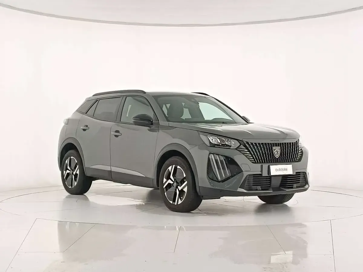 Usata Peugeot 2008 Allure 131 CV (96 kW) 2023 Grigio scuro met SUV