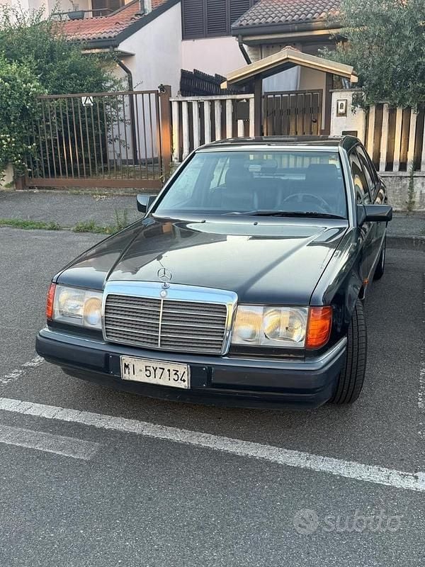 Usata Mercedes E200 109 CV (80 kW) 1993 Nero Berlina