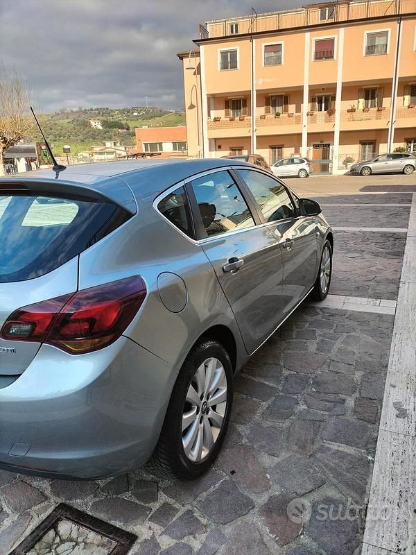 Usata Opel Astra 101 CV (74 kW) 2010 Grigio Berlina