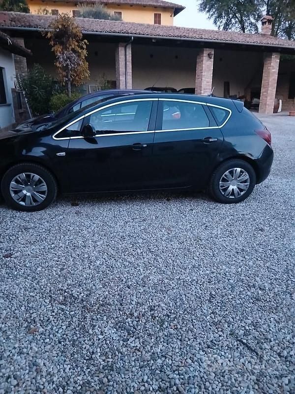 Usata Opel Astra Cosmo 110 CV (80 kW) 2012 Nero Berlina