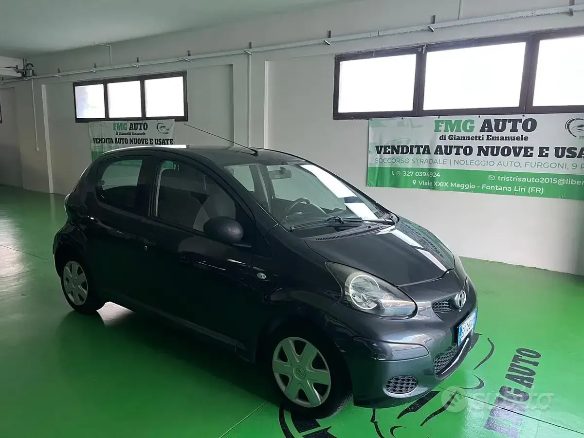 Usata Toyota Aygo 68 CV (50 kW) 2011 Grigio Utilitaria