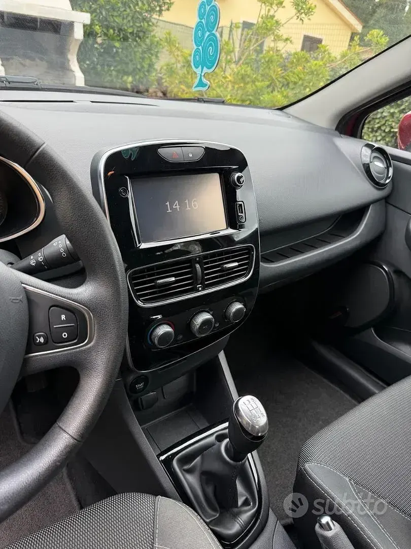 Usata Renault Clio Zen 90 CV (66 kW) 2018 Rosso Utilitaria