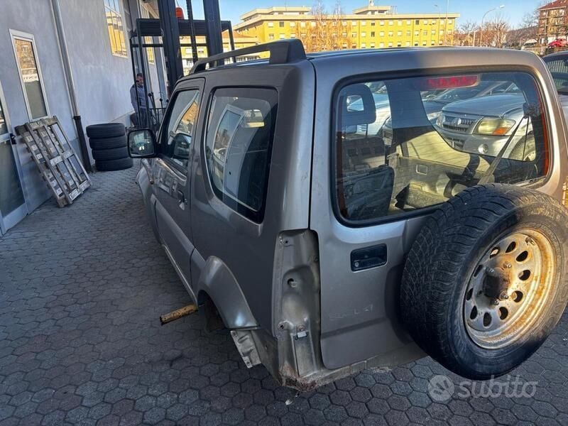 Usata Suzuki Jimny 82 CV (60 kW) 2004 Argento SUV