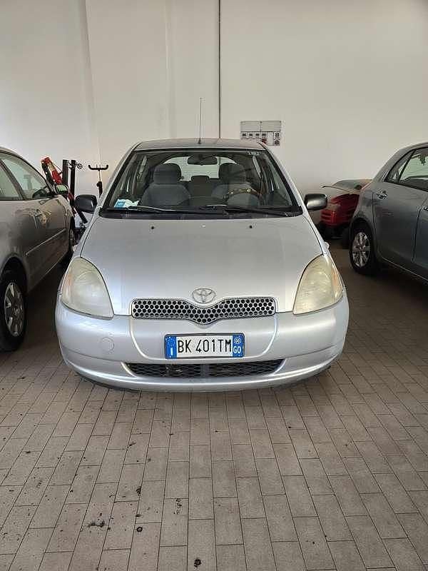 Usata Toyota Yaris 68 CV (50 kW) 2000 Grigio Berlina