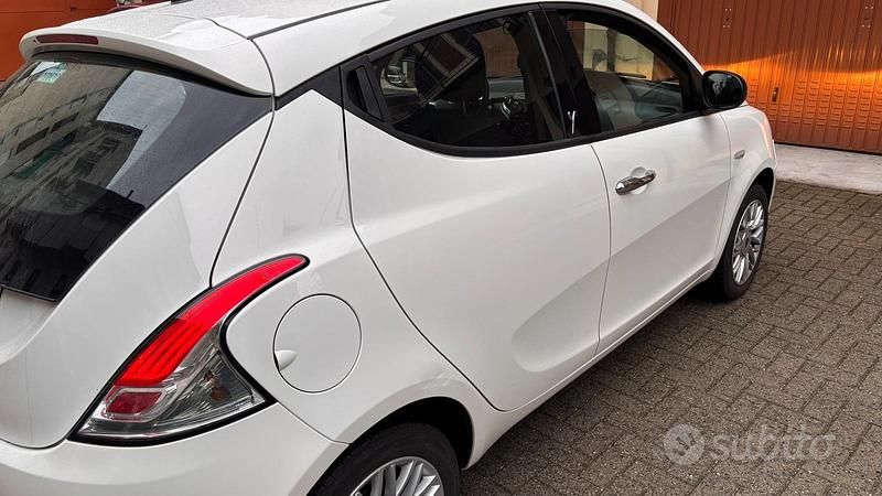 Usata Lancia Ypsilon 60 CV (44 kW) 2013 Bianco Utilitaria