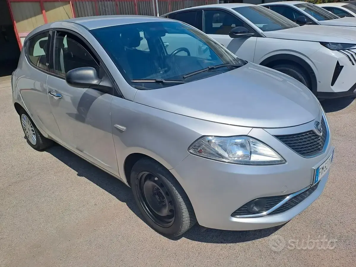 Usata Lancia Ypsilon Gold 69 CV (50 kW) 2017 Grigio Utilitaria