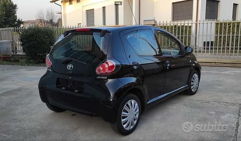 Usata Toyota Aygo 68 CV (50 kW) 2012 Nero Utilitaria