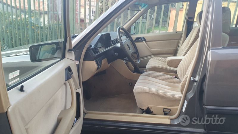 Usata Mercedes E200 122 CV (89 kW) 1987 Grigio Berlina