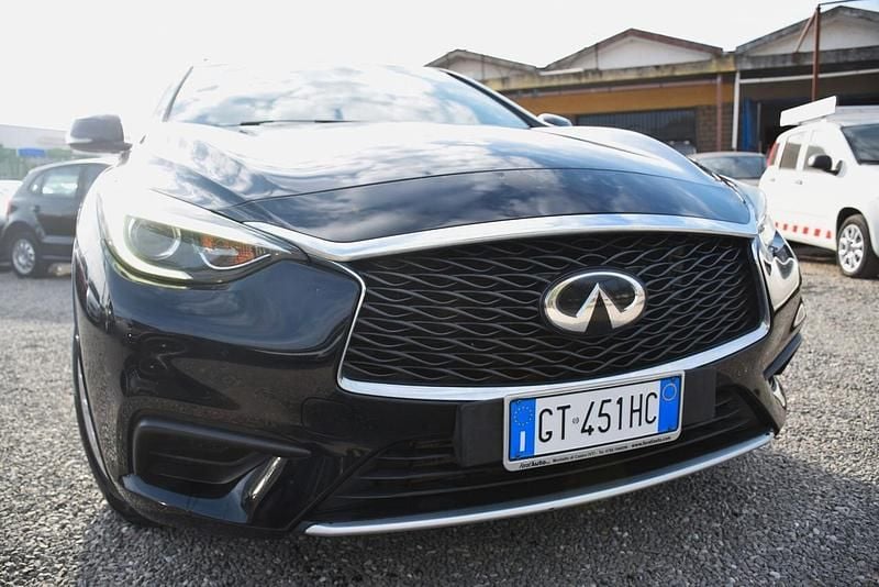 Usata Infiniti Q30 Business Executive 110 CV (80 kW) 2018 Nero SUV