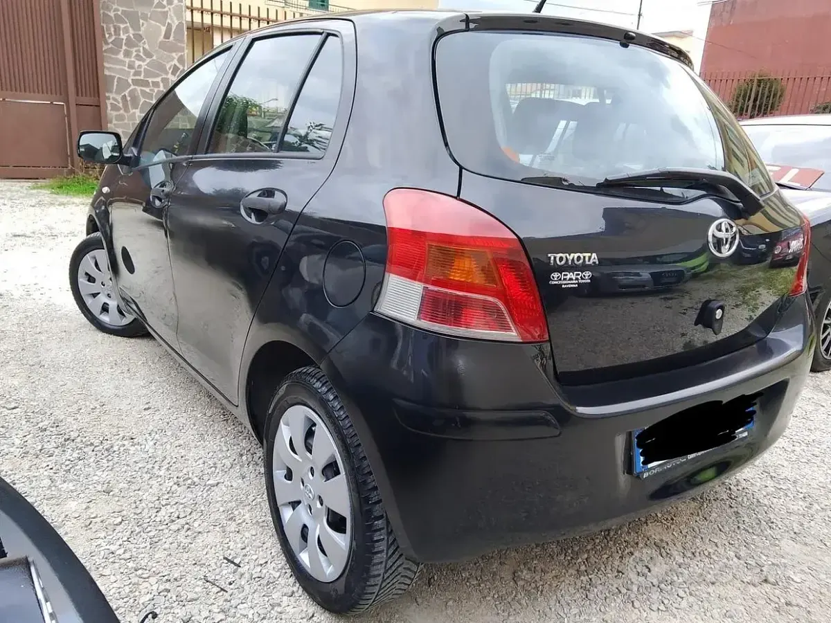 Usata Toyota Yaris 69 CV (50 kW) 2010 Nero Utilitaria