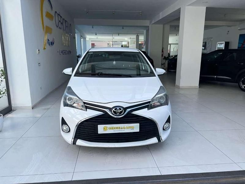 Usata Toyota Yaris Lounge 69 CV (50 kW) 2016 Bianco metallizzato Berlina