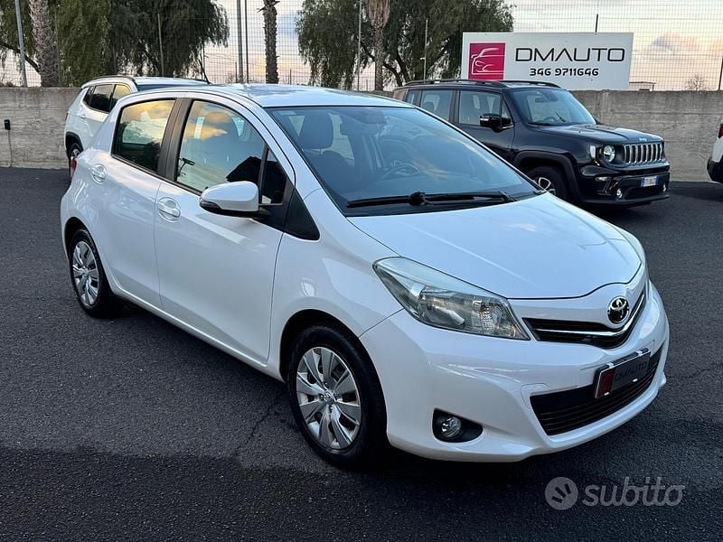 Bianco Usata 2013 Toyota Yaris Active Tre volumi | 7800 € (Cara) - Immagine 1/4