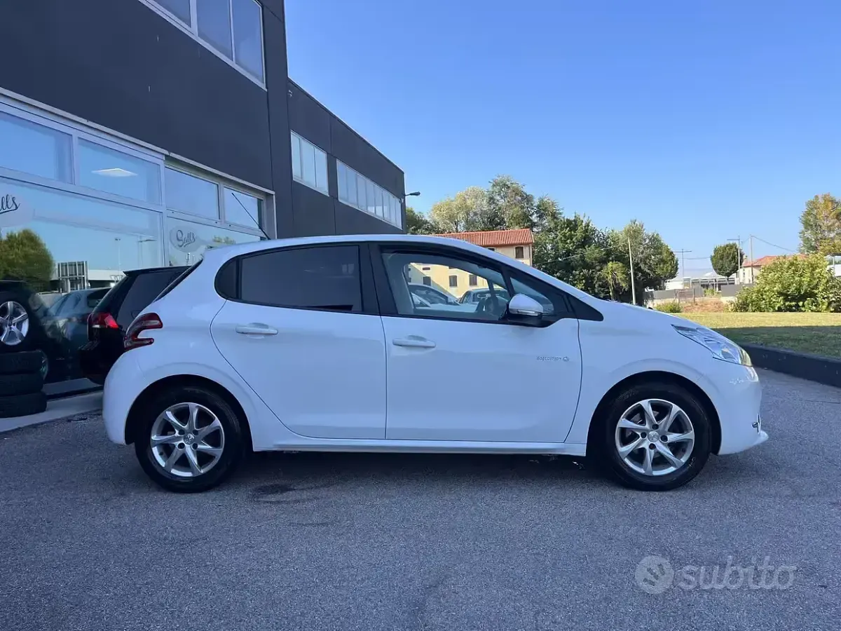 Usata Peugeot 208 82 CV (60 kW) 2014 Bianco Utilitaria
