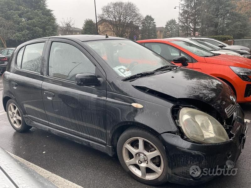 Usata Toyota Yaris 105 CV (77 kW) 2002 Nero Berlina