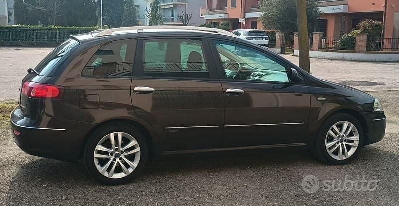 Usata Fiat Croma 150 CV (110 kW) 2007 Marrone Station wagon