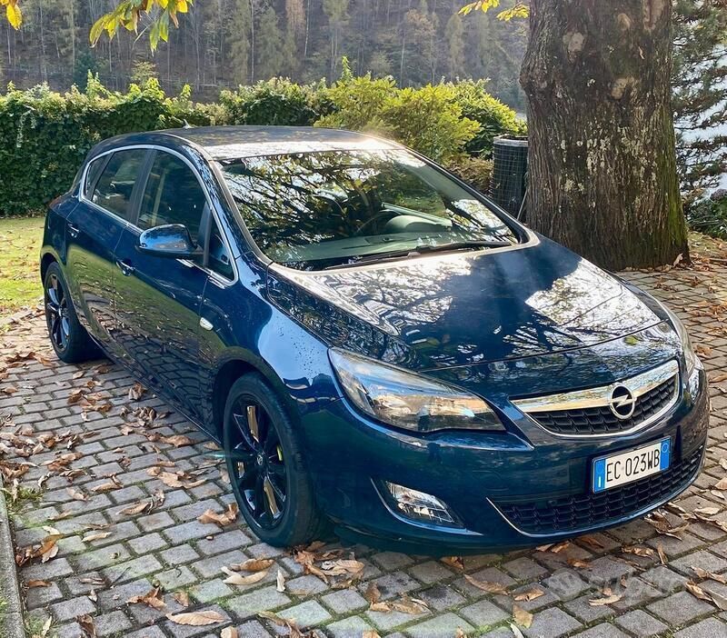 Usata Opel Astra Cosmo 160 CV (117 kW) 2010 Blu Berlina