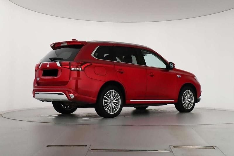 Usata Mitsubishi Outlander Instyle 170 CV (125 kW) 2021 Rosso SUV