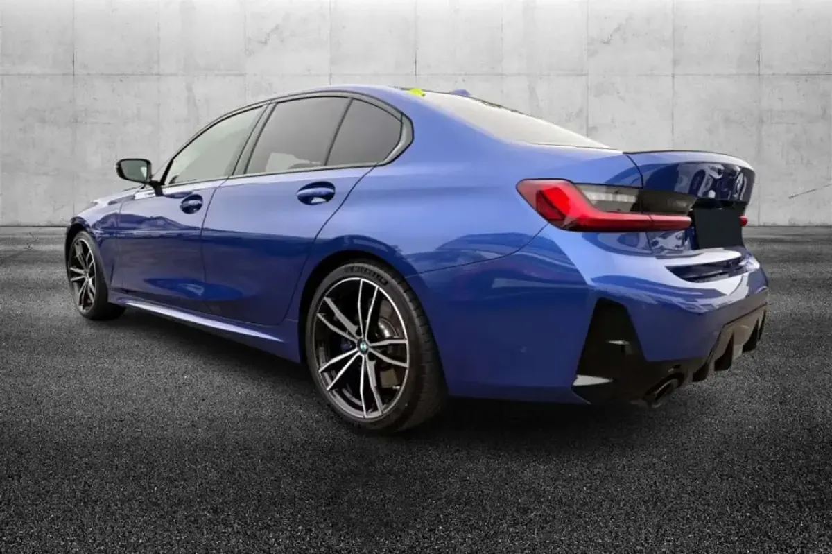 Usata BMW 330 M Sport 286 CV (210 kW) 2024 Blu/azzurro Berlina