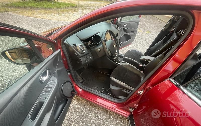 Usata Renault Clio GrandTour 75 CV (55 kW) 2018 Rosso Station wagon