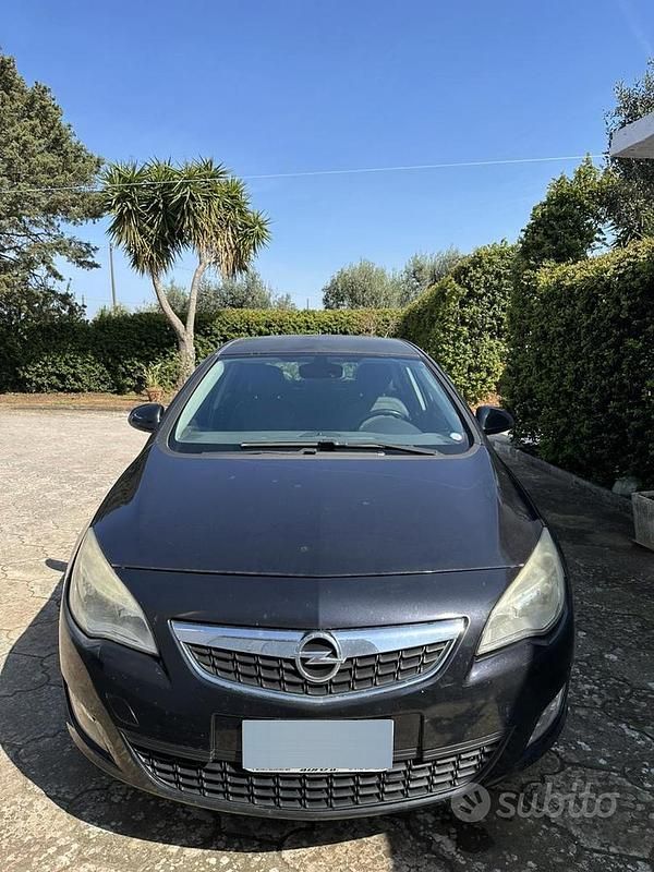 Usata Opel Astra Cosmo 125 CV (91 kW) 2010 Nero Berlina