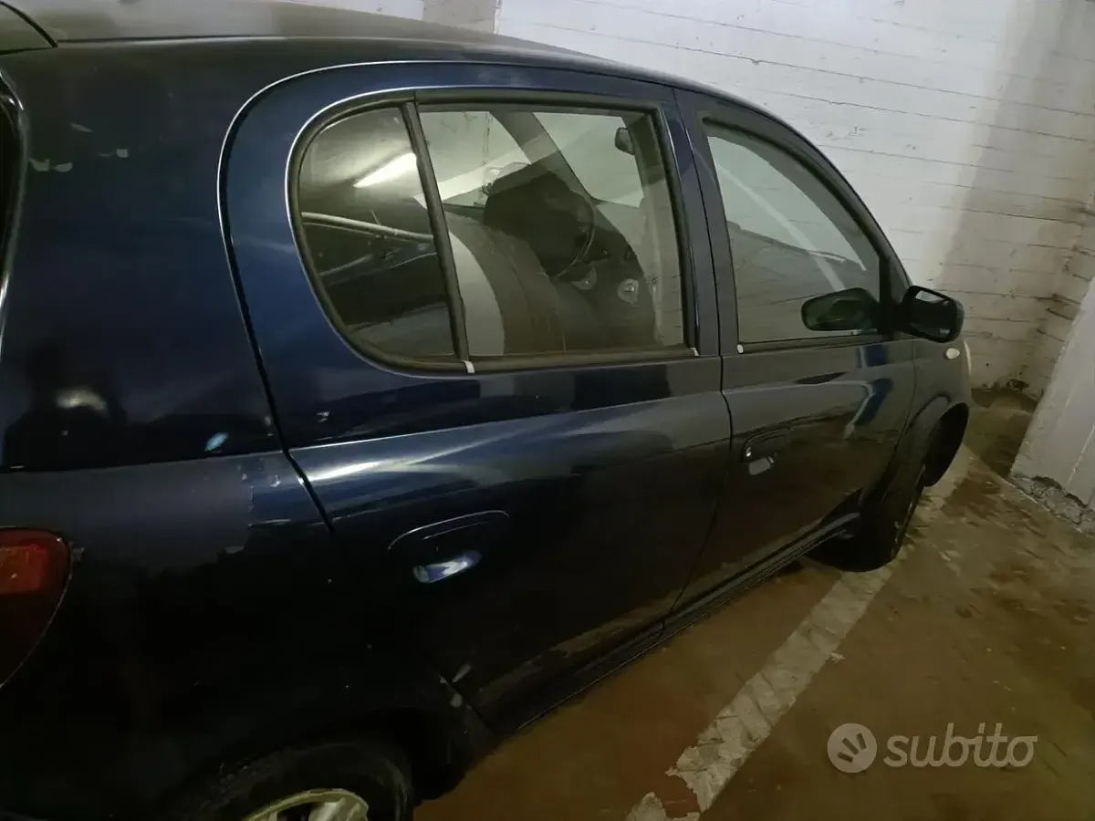 Usata Toyota Yaris 75 CV (55 kW) 2004 Bluazzurro Berlina