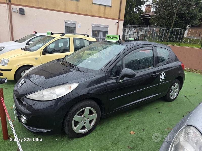 Nero Usata 2008 Peugeot 207 Tre volumi | 1800 € (Ottimo prezzo) - Immagine 1/4