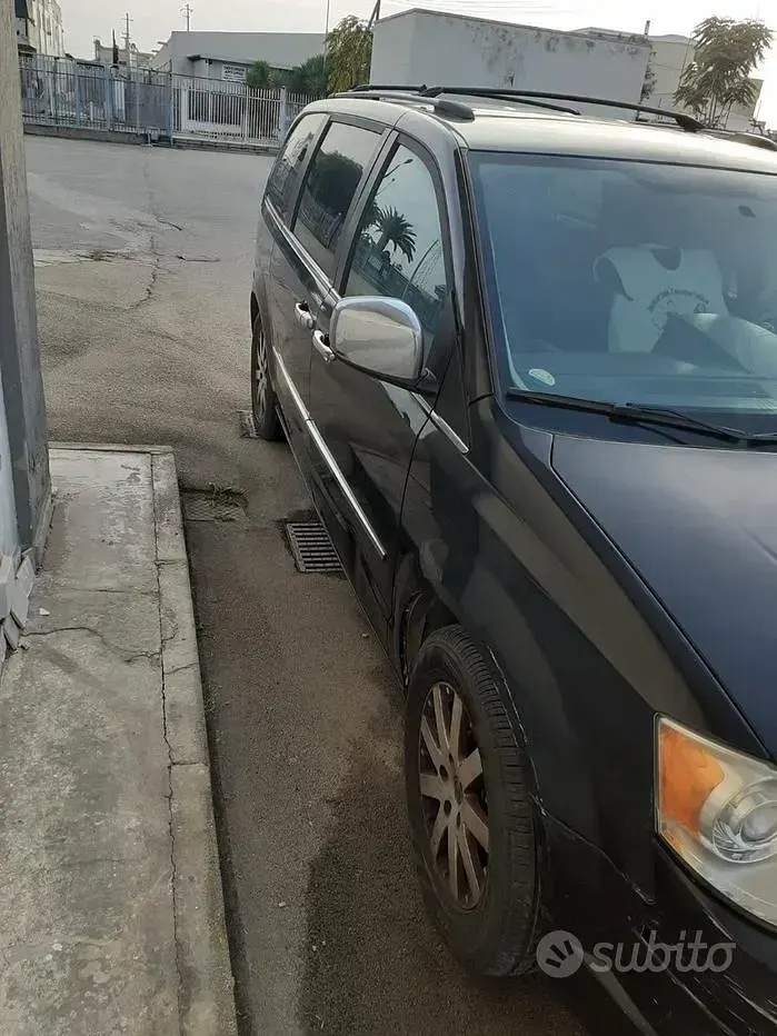 Usata Chrysler Grand Voyager 163 CV (119 kW) 2011 Nero Monovolume