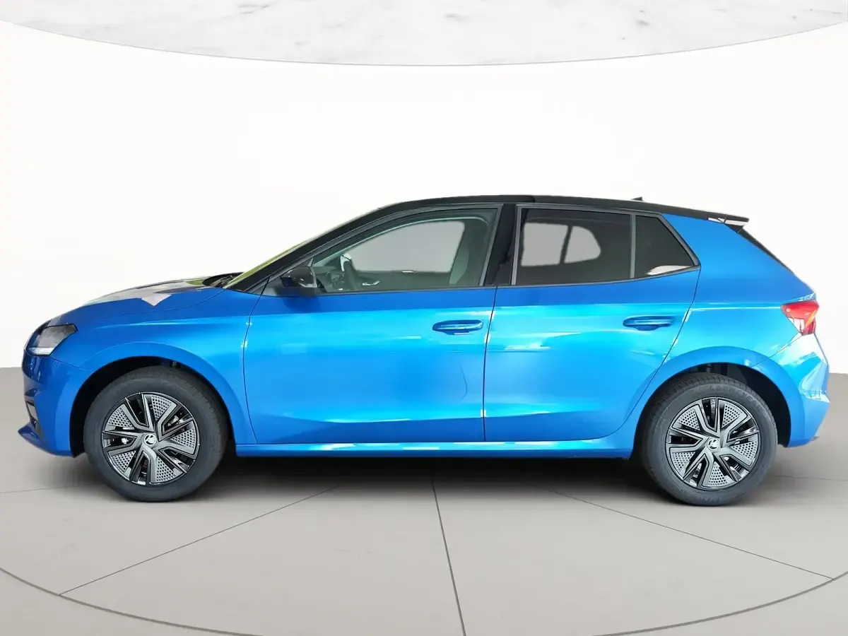 Nuova Skoda Fabia 95 CV (69 kW) 2026 Blu race metallizzato nero tulipano perl Utilitaria