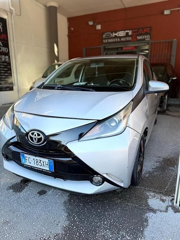 Usata Toyota Aygo X-play 69 CV (50 kW) 2016 Grigio Utilitaria