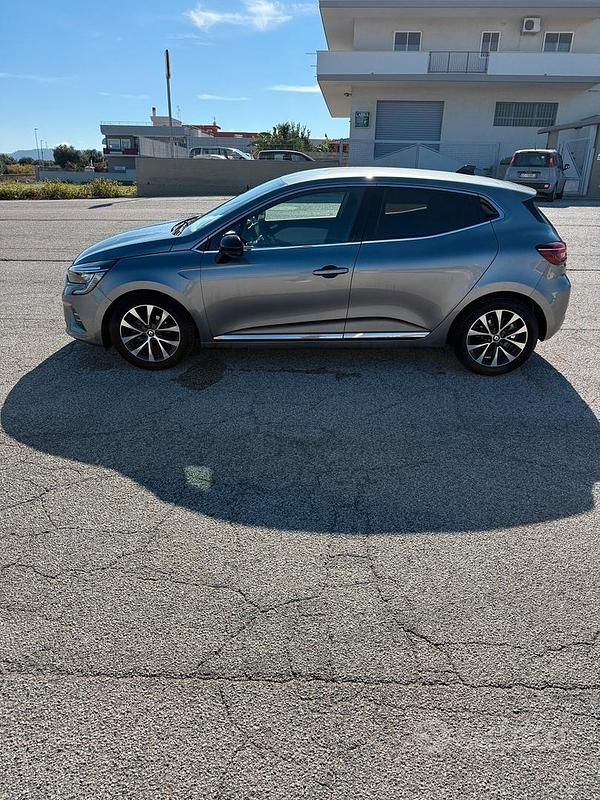 Grigio Usata 2023 Renault Clio V Berlina | 13.400 € (Buon prezzo) - Immagine 1/4