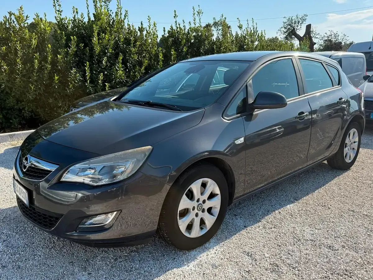 Usata Opel Astra Cosmo 110 CV (80 kW) 2012 Grigio Berlina