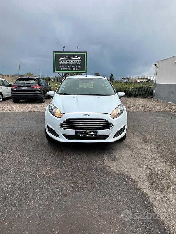 Usata Ford Fiesta 80 CV (58 kW) 2014 Bianco Utilitaria