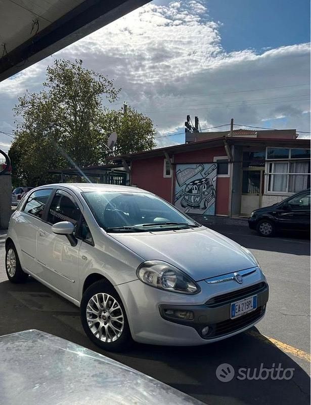 Grigio Usata 2010 Fiat Grande Punto Due volumi | 4500 € (Molto cara) - Immagine 1/4