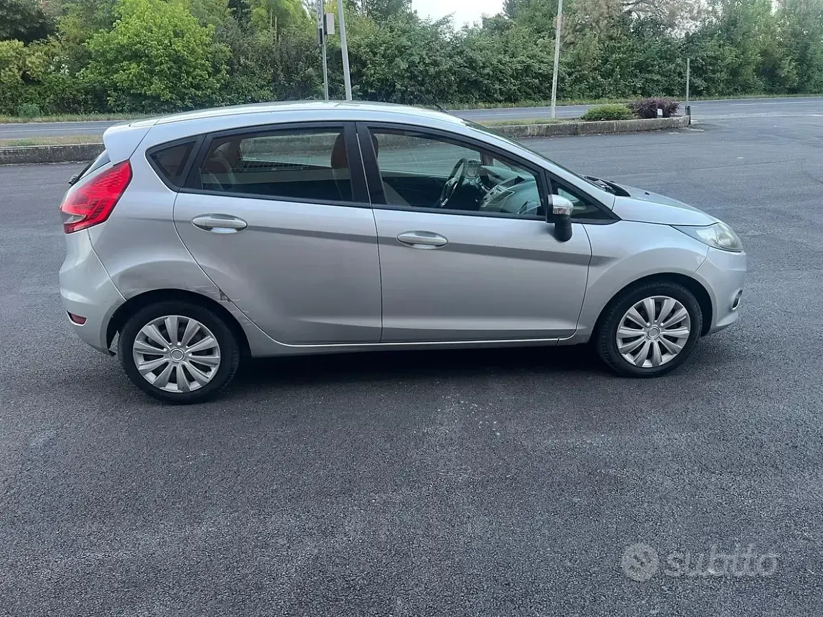 Usata Ford Fiesta Titanium 68 CV (50 kW) 2011 Grigio Berlina
