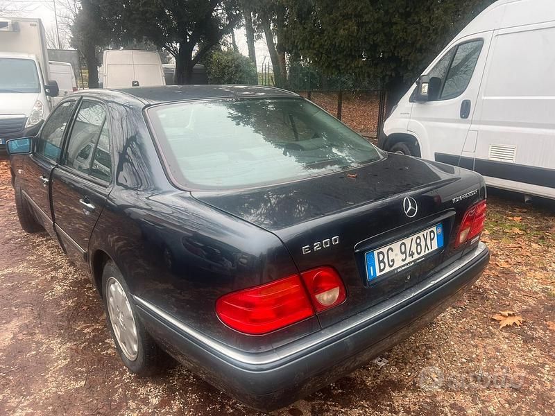 Begagnad Mercedes E200 186 HK (136 kW) 2000 Svart Sedan
