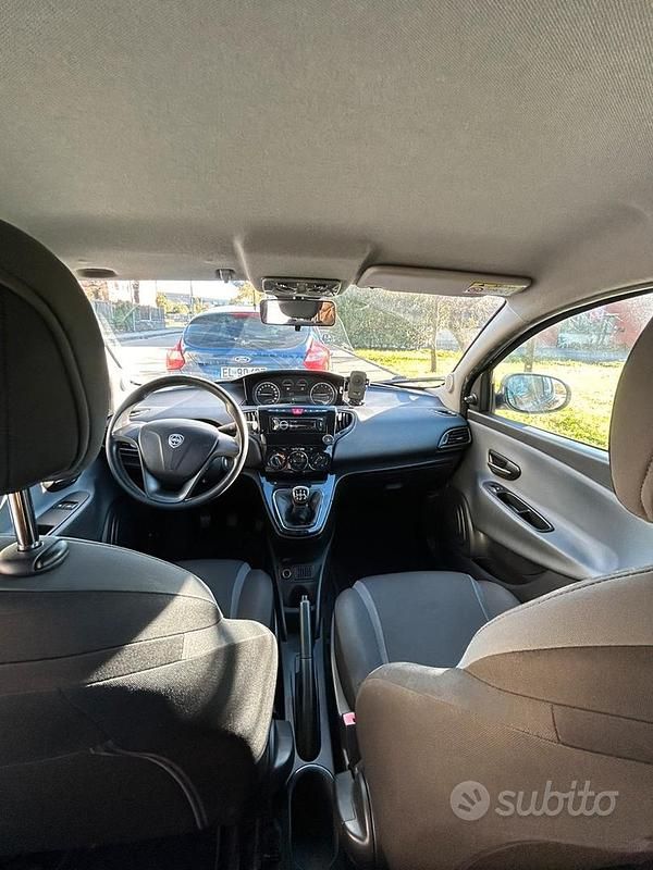 Usata Lancia Ypsilon Silver 69 CV (50 kW) 2015 Nero Utilitaria