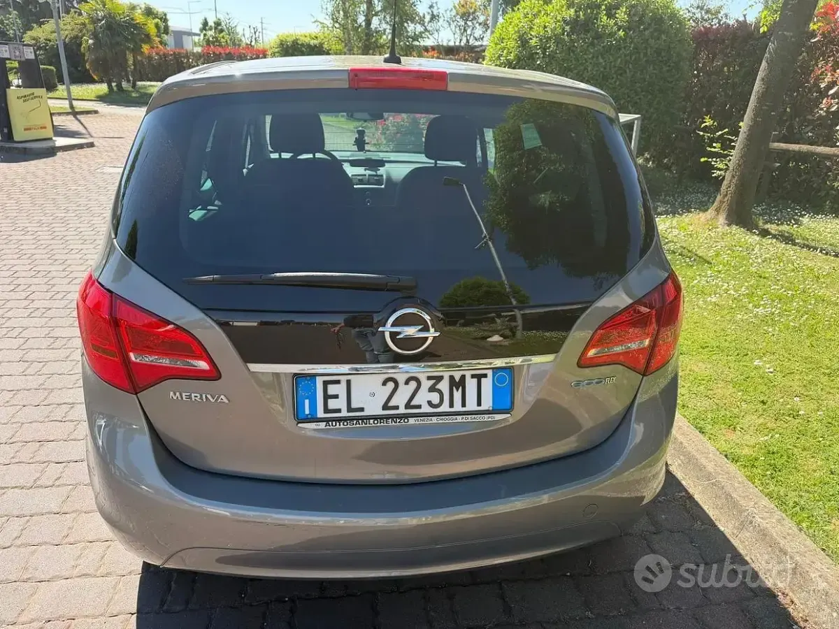 Begagnad Opel Meriva Cosmo 95 HK (69 kW) 2012 Brun Minibuss