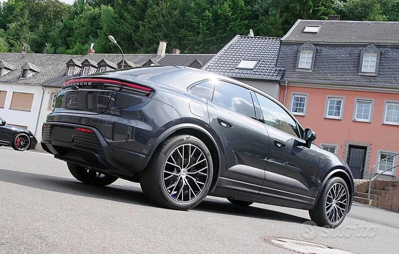 Usata Porsche Macan Electric 264 kW (360 CV) 2025 Grigio scuro SUV