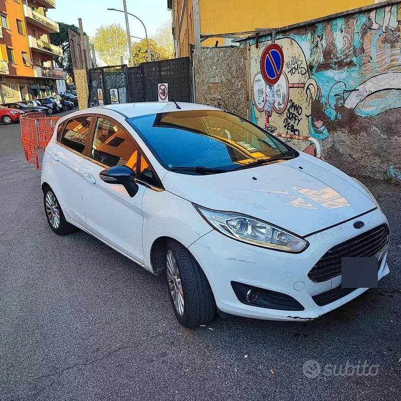 Usata Ford Fiesta 75 CV (55 kW) 2013 Bianco Utilitaria