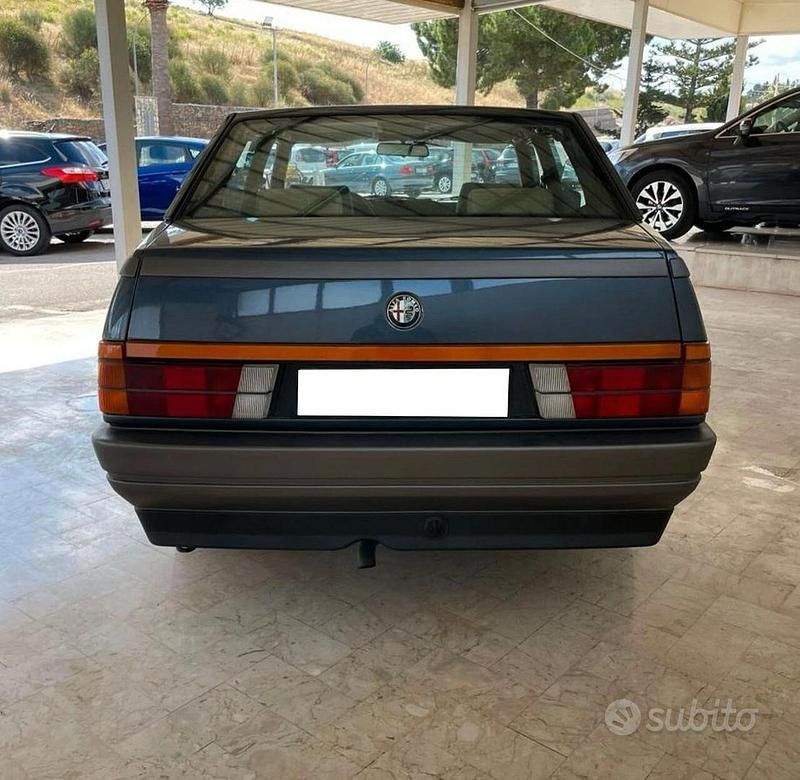 Usata Alfa Romeo 75 120 CV (88 kW) 1987 Blu Berlina