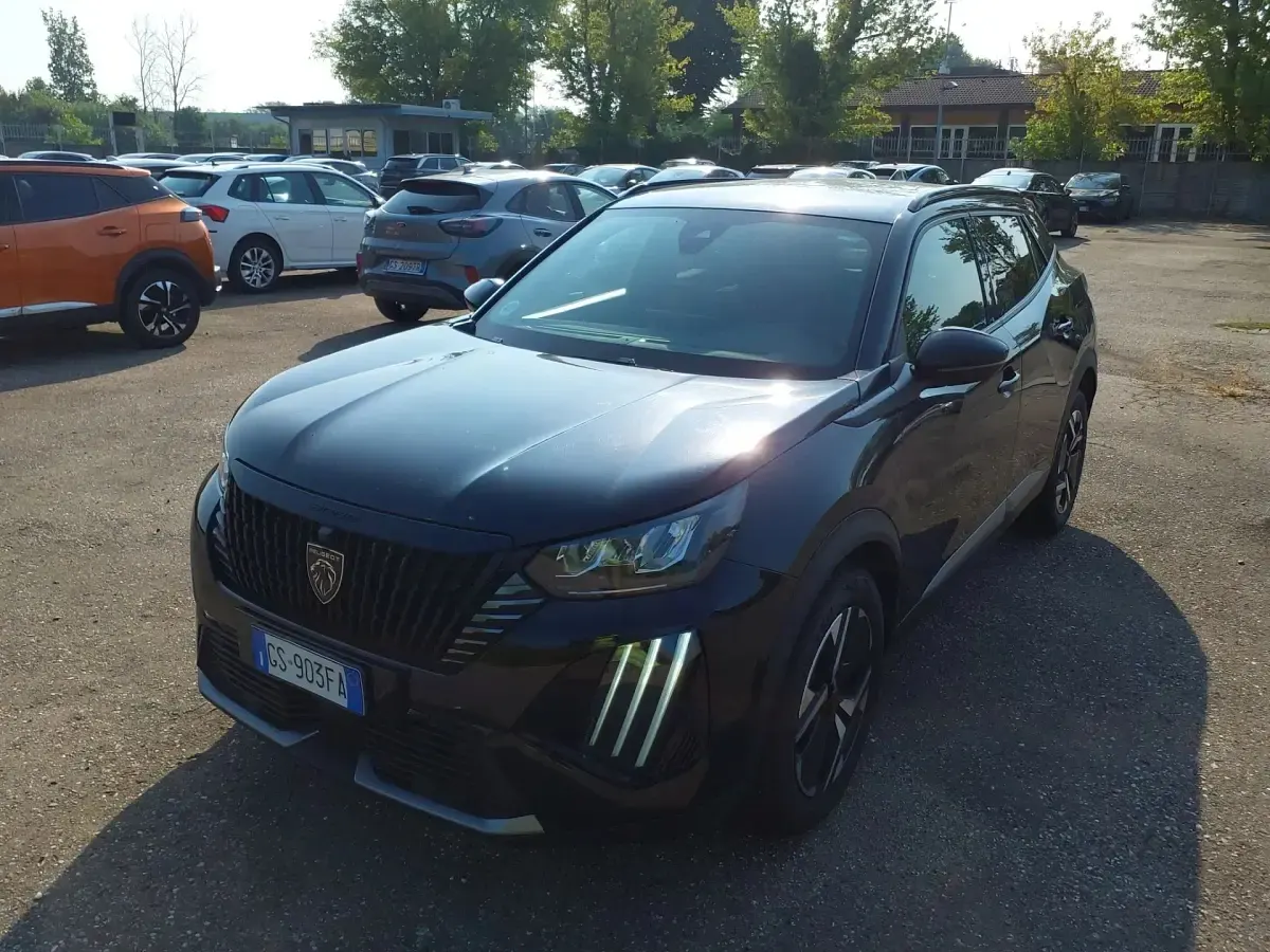 Usata Peugeot 2008 Allure 100 CV (73 kW) 2023 Nero perla SUV