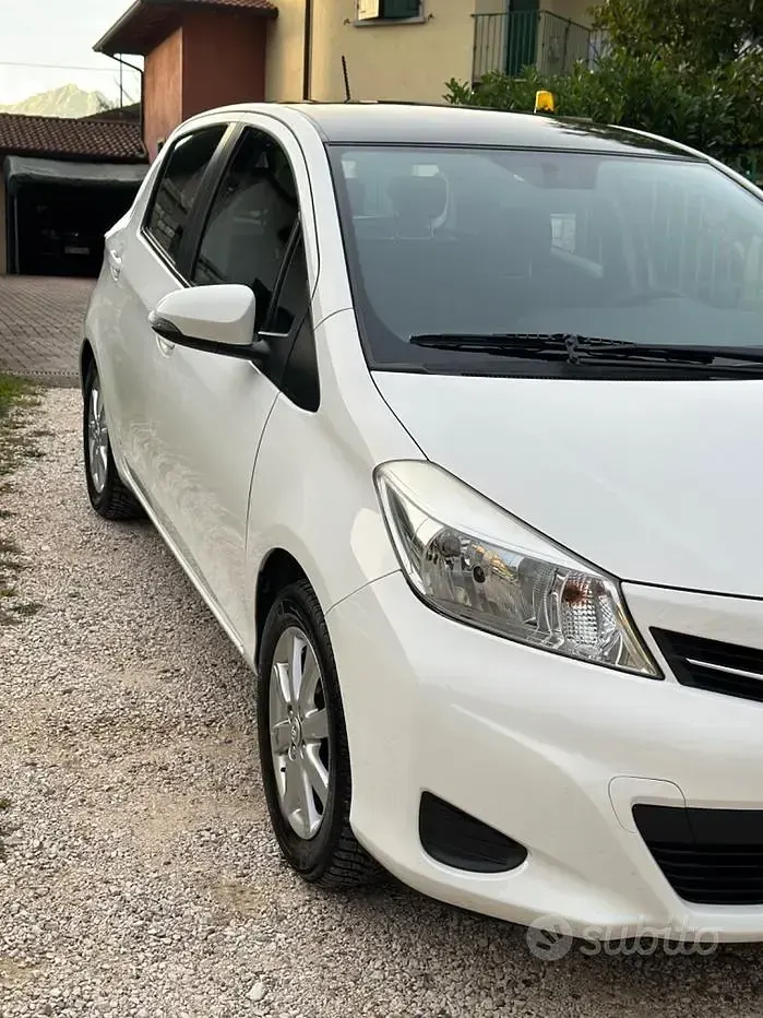 Usata Toyota Yaris 69 CV (50 kW) 2012 Bianco Utilitaria