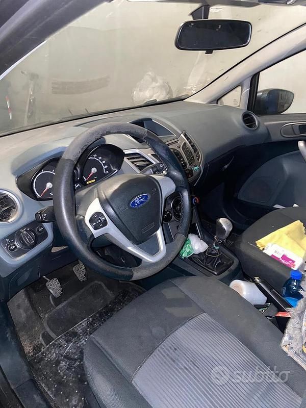 Usata Ford Fiesta 70 CV (51 kW) 2010 Grigio Utilitaria