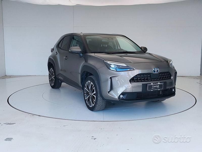 Usata Toyota Yaris Cross Lounge 116 CV (85 kW) 2022 Grigio SUV