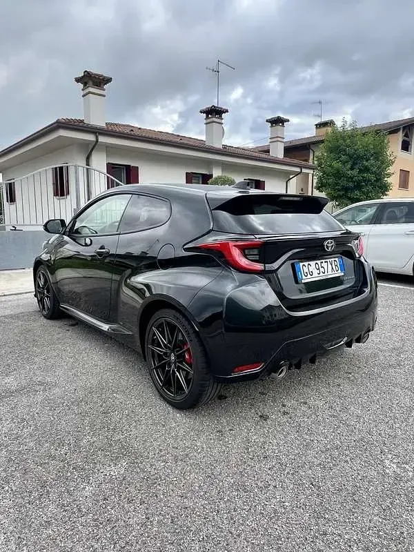 Usata Toyota Yaris 261 CV (191 kW) 2021 Nero Utilitaria