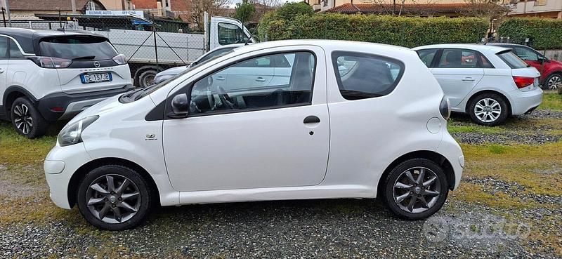 Usata Toyota Aygo Connect Style 68 CV (50 kW) 2011 Bianco Utilitaria