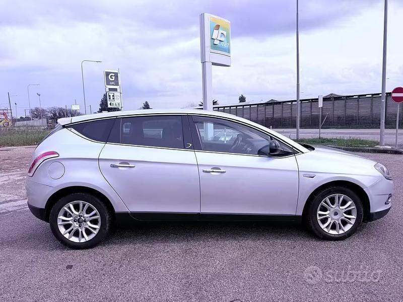 Usado Lancia Delta 120 CV (88 kW) 2011 Gris Utilitario