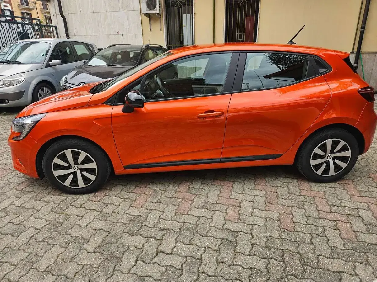 Usata Renault Clio V SE 67 CV (49 kW) 2023 Arancione Berlina