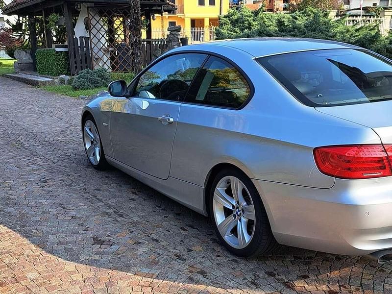 Usata BMW 320 184 CV (135 kW) 2011 Argento Coupé